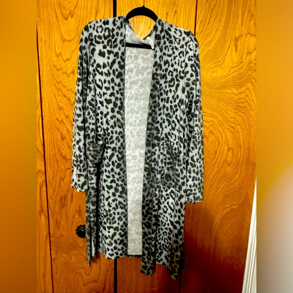 Now & Firever Snow Leopard cardigan with pockets on the front. Size large